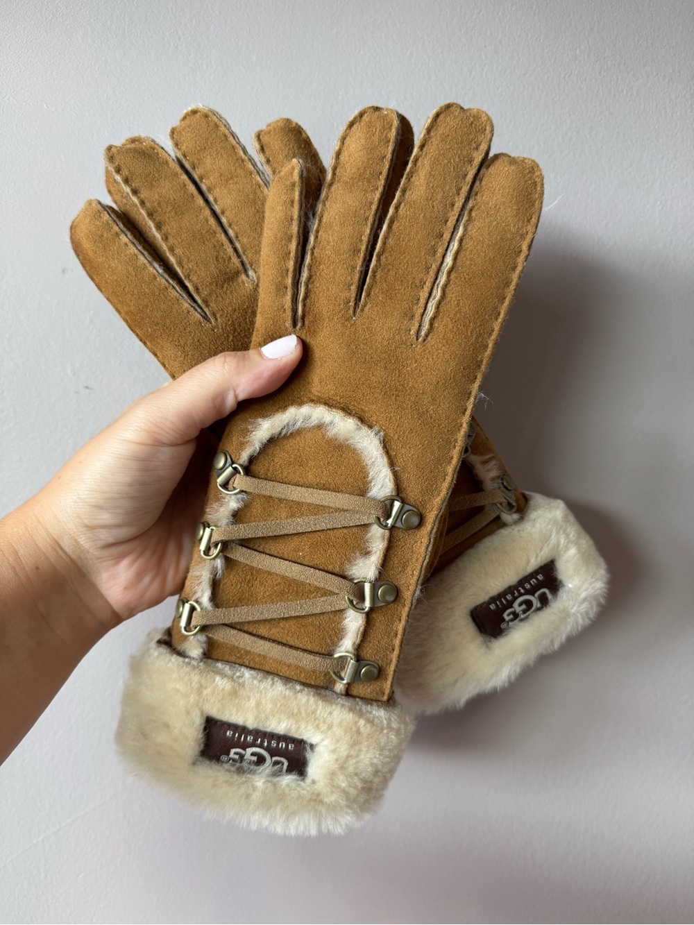 UGG Women’s Igloo Suede Sheepskin Shearling Lined Gloves Chestnut Size Small